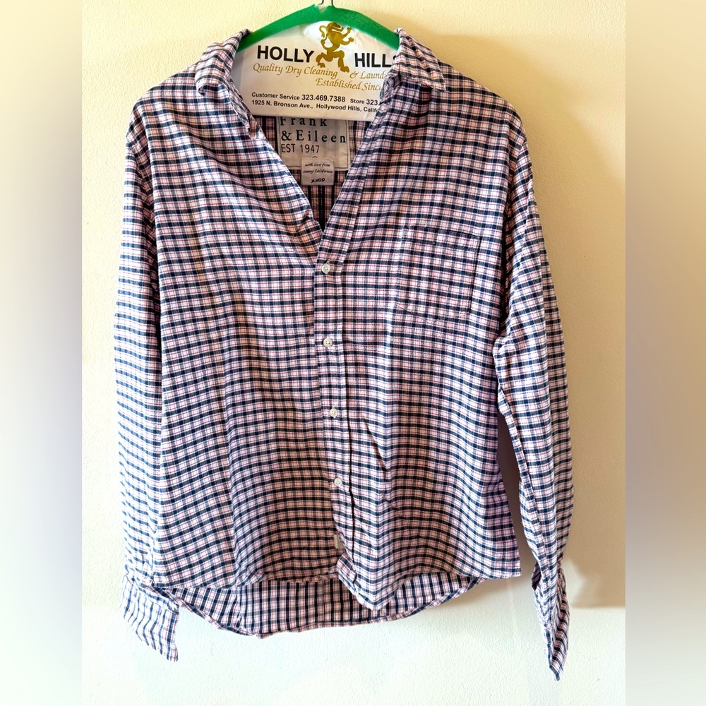 Frank & Eileen shirt. Size Medium